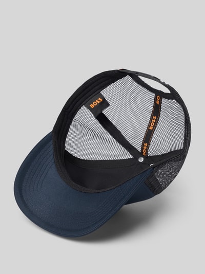 Produktfoto, Cap mit Label-Patch von BOSS in Dunkelblau und Schwarz, Netzstruktur, gebogener Schirm, Herren Cap von BOSS