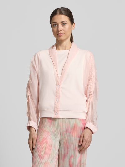 Vrouwenmodel draagt Relaxed Fit Leichte Jacke im Material-Mix van Marc Cain, look: effen, pasvorm: relaxed fit, sjaalkraag, plooien, knoopsluiting, 3/4-mouwen, materiaalverwerking: satijn, chiffon, materiaal: katoenmix. Ganzkörperansicht van voren.