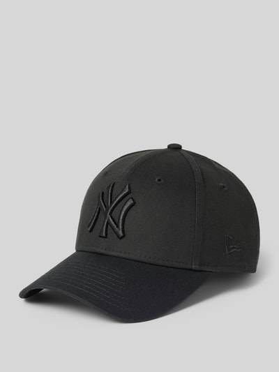 Produktfoto, Basecap aus Baumwolle mit Stitching von New Era in Schwarz, verstärkter Schirm, größenverstellbar, glatte Textur.