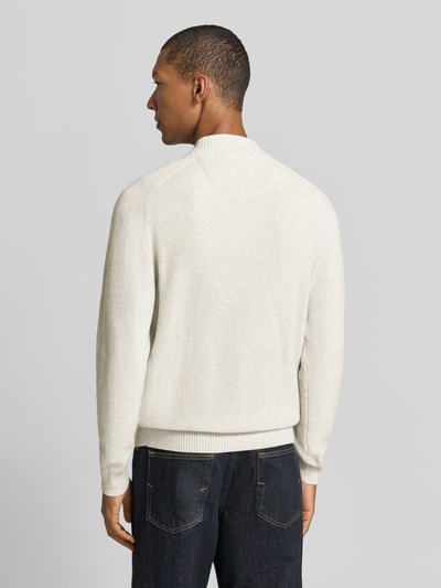 Männermodel trägt Strickjacke mit Zweiwege-Reißverschluss und Label-Stitching von Fynch-Hatton, reine bawełna, krój regular fit, Stehkragen, długość tyłu w rozmiarze M 68 cm, długość rękawa w rozmiarze M 66 cm, całkowity widok z tyłu