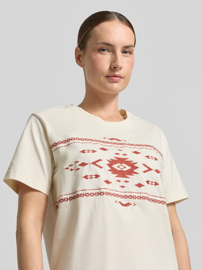 Vrouwenmodel draagt Regular Fit T-shirt met all-over stitching model 'FLORIS' van Mustang, puur katoen, ronde hals, ruglengte maat S 60 cm, close-up bovenlichaam.