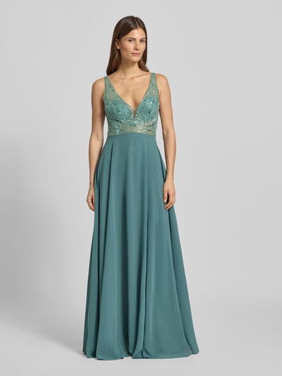 Modelka nosi Abendkleid mit Herz-Ausschnitt von Jake*s Cocktail, turkusowa z cekinami, krój slim fit, podszewka kryjąca, widok całej sylwetki z przodu, długość tyłu w rozmiarze 36: 124 cm, szerokość w rozmiarze 36: 38 cm, zamek kryty.