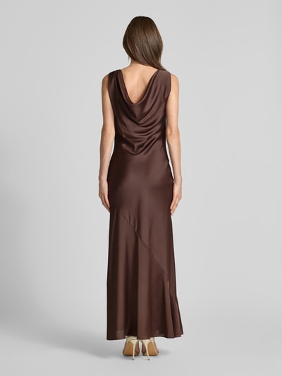 Modelka kobieca nosi Maxikleid mit Wasserfall-Ausschnitt od Swing, satyna, prosty krój, asymetryczny wygląd, długość pleców w rozmiarze 36: 145 cm, szerokość w rozmiarze 36: 45 cm, długość rękawa w rozmiarze 36: 5 cm, brązowy kolor, miękka faktura, widok całej sylwetki z tyłu