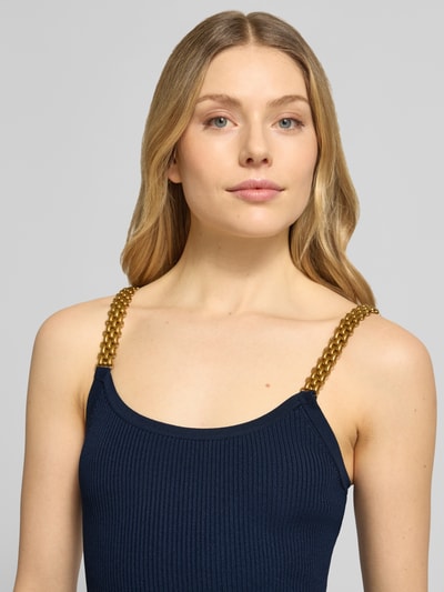 Frauenmodel trägt Midikleid mit tiefem Rundhalsausschnitt von Hemdblusenkragen, Viskose-Mix mit Stretch-Anteil, fein gerippt, Nahaufnahme Oberkörper.