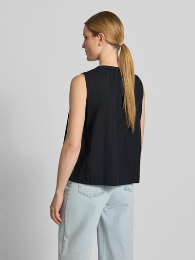 Vrouwenmodel draagt Relaxed Fit Bluse aus reiner Baumwolle van Marc O'Polo, look: effen, pasvorm: relaxed fit, zonder mouwen, ronde hals, knoopsluiting, fijne ajourwerk, materiaal: puur katoen, Ganzkörperansicht Rückansicht.