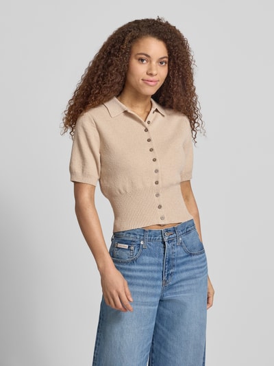 Frauenmodel trägt Cardigan mit 1/2-Arm und Polokragen Modell 'KYLIE' von Topshop in Beige, Regular-Fit, Knopfleiste, Ganzkörperansicht von vorne.