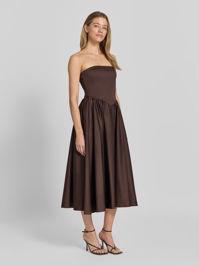 Vrouwenmodel draagt cocktailjurk im Off-Shoulder-Look met smokdetails van Jake*s Cocktail, mix van katoen en elastaan, A-lijn, midi-jurk, ruglengte bij maat 36 104 cm, borstwijdte bij maat 36 35 cm, geheellichaamsaanzicht van voren.