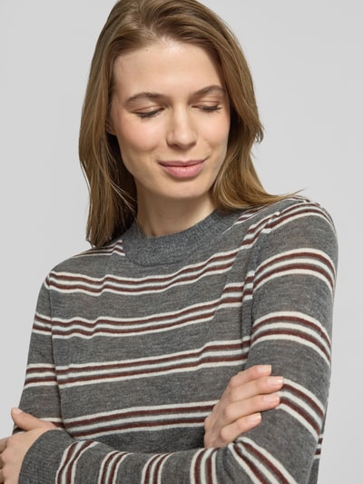Frauenmodel trägt Strickpullover mit Rundhalsausschnitt Modell 'PEQUE' von Mango im Material-Mix mit Alpaka-Anteil, Nahaufnahme Oberkörper.