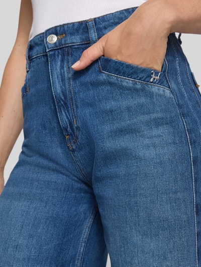 Kobieta nosi Wide Leg Jeans mit Label-Detail Modell 'Eila' od JOOP! z bawełny, wpuszczane kieszenie, detal z logo, zbliżenie na biodra