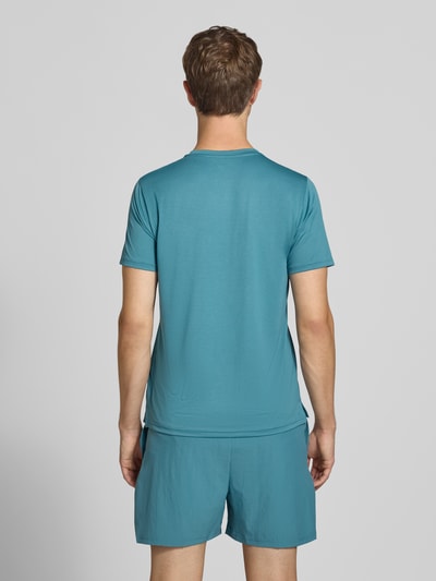 Männermodel trägt Funktionsshirt mit Rundhalsausschnitt und Logo von New Balance in Blau, glatte Textur, Ganzkörperansicht Rückansicht, Regular Fit, Rückenlänge bei Größe M 69 cm.