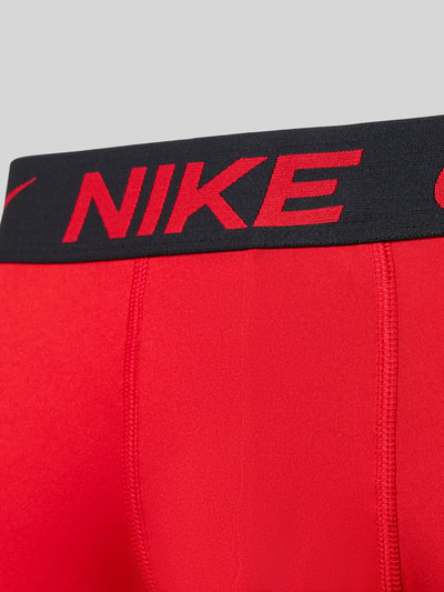 Produktfoto, Trunks mit Label-Detail Modell 'ESSENTIAL' im 3er-Pack von Nike, mieszanka materiałów z dodatkiem streczu, dopasowany krój, elastyczny pas z logo, wyrazista czerwień, gładka tekstura