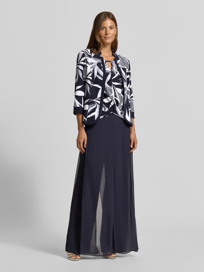 Frauenmodel trägt Regular Fit Blusentop mit Allover-Muster von Vera Mont in Dunkelblau und Weiß, fließende Textur, Ganzkörperansicht von vorne.