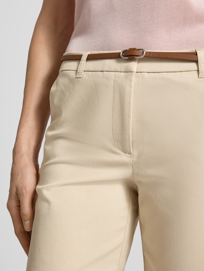 Frauenmodel trägt Straight Fit Bermuda mit Gesäßtaschen Modell 'Days' von B.Young aus Baumwoll-Mix in Beige mit abnehmbarem Gürtel, Nahaufnahme Oberkörper.