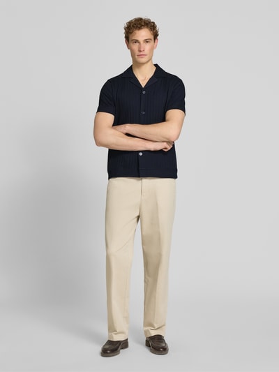 Męski model nosi Regular Fit Poloshirt mit durchgehender Knopfleiste von JOOP! Collection, czarny, krój regular fit, czysta bawełna, Szerokość w rozmiarze M: 46 cm, długość tyłu: 72 cm, długość rękawa: 24 cm, widok całej sylwetki z przodu.