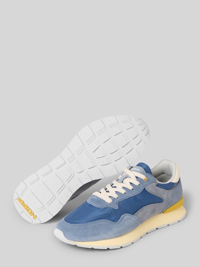 Produktfoto, Sneaker mit Logo-Detail Modell 'City' von HOFF in Blau und Gelb, abgerundete Passform, Schnürverschluss, profilierte Sohle, Absatzhöhe bei Größe 44: 4 cm, Schafthöhe: 8 cm, Schaftweite: 7 cm, Herrenschuh, weiße strukturierte Sohle.