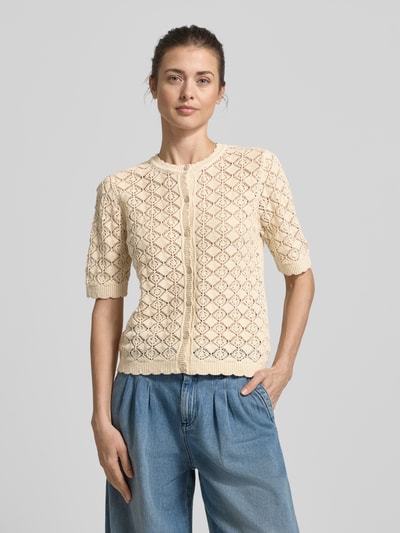 Frauenmodel trägt Regular Fit Strickjacke aus reiner Baumwolle Modell 'SOFIA' von Selected Femme, Optik: Unifarben, Ajour-Strick, Nahaufnahme Oberkörper.