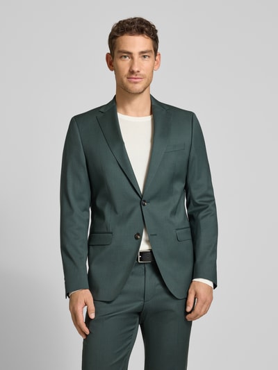 Männermodel trägt dunkelgrünes Slim-Fit 2-Knopf-Sakko mit Pattentaschen Modell 'Move Alesso' von DIGEL, Schurwoll-Elasthan-Mix, Ganzkörperansicht von vorne, Rückenlänge 74 cm, Schulterbreite 46 cm, Ärmellänge 67 cm, Reverskragen.