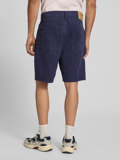 Männermodel trägt Bermudas im 5-Pocket-Design Modell 'TONY ORIGINAL' von Jack & Jones, Reine Baumwolle, Straight Fit, Ganzkörperansicht Rückansicht.