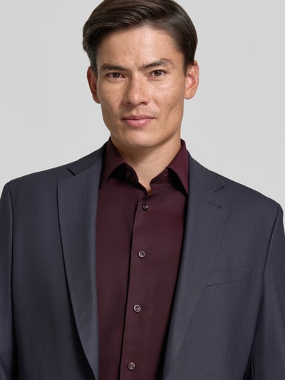 Männermodel trägt Modern Fit Businesshemd aus reiner Baumwolle von OLYMP in Dunkelrot mit feiner Struktur, Nahaufnahme Oberkörper, Herren Businesshemd von OLYMP.