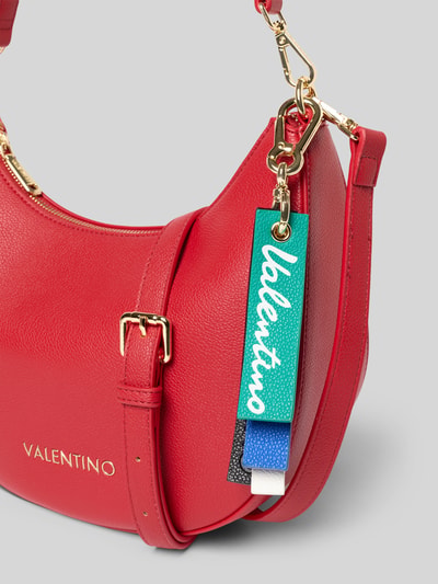 Produktfoto, Shoulder Bag in Leder-Optik Modell 'RYTA' von VALENTINO BAGS, czerwony odcień, złote detale, logo, Szerokość w rozmiarze 1: 26 cm, długość 24 cm, głębokość 10 cm, długość paska 108 cm, struktura skóropodobna