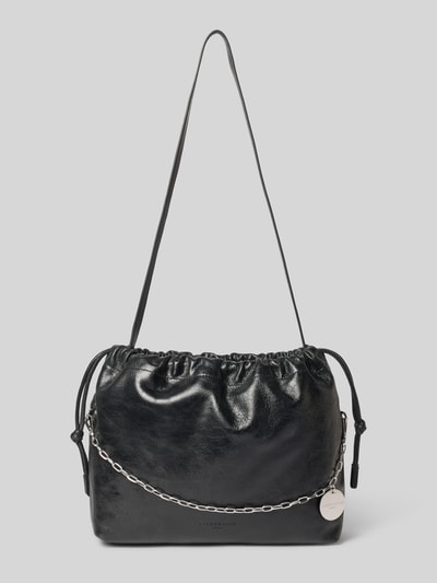 Produktfoto, schwarze Pouch mit Raffungen Modell 'Lya' von LIEBESKIND BERLIN, glänzende Lederoptik, Hauptfach mit Tunnelzug, schmaler Schulterriemen, Maße: Breite 41 cm, Länge 30 cm, Tiefe 11 cm, Länge Schulterriemen 98 cm