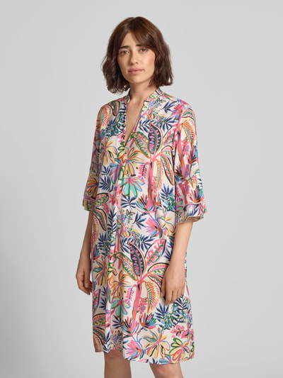 Frauenmodel trägt Relaxed Fit Hemdblusenkleid aus Viskose-Mix von Milano Italy mit floralem Allover-Print, Tunika-Ausschnitt und Halbarm, Nahaufnahme Oberkörper.