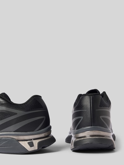 Produktfoto, Sneaker mit Kontrastbesatz von MM6 Maison Margiela in Schwarz mit silberfarben strukturierter Sohle, abgerundete Form, Label-Details, Absatzhöhe 4 cm, Schafthöhe 8 cm, Herren Sneaker