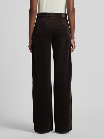 Frauenmodel trägt Loose Fit Cordhose aus Baumwoll-Mix von Emporio Armani in Dunkelbraun, Cordoptik, 5-Pocket-Design, Ganzkörperansicht Rückansicht.