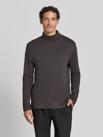 Männermodel trägt Regular Fit Longsleeve aus reiner Baumwolle mit Rollkragen von Christian Berg Men, dunkel, glatte Textur, Ganzkörperansicht von vorne. Rückenlänge bei Größe M 70 cm, elastische Abschlüsse.
