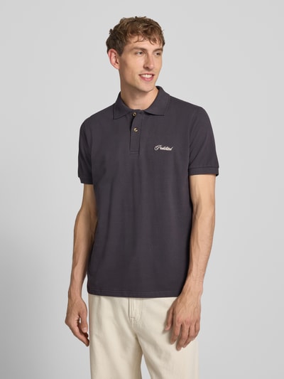 Männermodel trägt Slim Fit Poloshirt mit Label-Stitching Modell 'Hampton' von PROHIBITED aus Reine Baumwolle in Dunkelgrau, Knopfleiste, Ganzkörperansicht von vorne, Rückenlänge bei Größe M 64 cm.