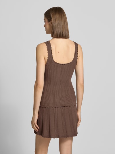 Frauenmodel trägt Tanktop in Pointelle-Strick mit Karree-Ausschnitt Modell 'GIANNA' von JJXX, Viskose-Mix, Körpernaher-Schnitt, Wellensaum, Rückansicht.
