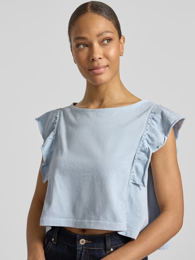 Frauenmodel trägt Damen T-Shirt mit Schmetterlingsärmel Modell 'MIRIEL' von Drykorn aus Reine Baumwolle, Loose-Fit, U-Boot-Ausschnitt, Häkelspitze, Rückenlänge bei Größe S 45 cm, Nahaufnahme Oberkörper.
