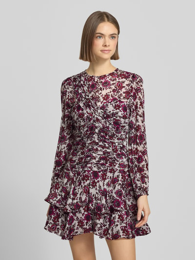 Frauenmodel trägt eng anliegendes Freizeitkleid aus reiner Viskose Modell 'MANILA' von Pepe Jeans, florales Allover-Muster, Mini-Länge, Rundhals, Chiffon-Textur, Unifarben, Label-Stitching, Knopfverschluss, Langarm, Frill-Saum, Ganzkörperansicht von vorne.