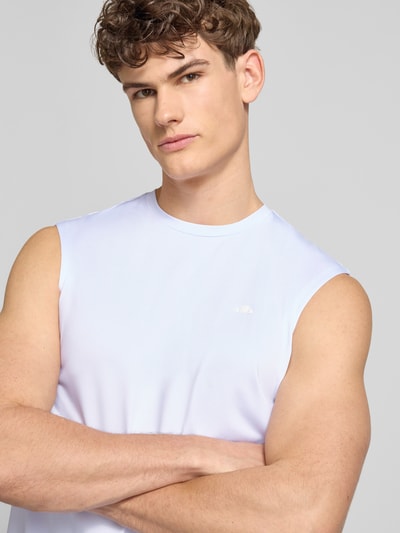 Männermodel trägt Relaxed Fit Top mit Logo-Print Modell 'OLIOS' von Ellesse, biały, elastyczny materiał, okrągły dekolt, Nahaufnahme Oberkörper.