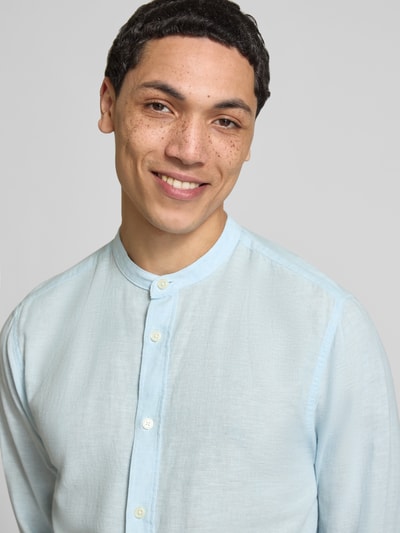 Männermodel trägt Slim Fit Freizeithemd aus Baumwoll-Leinen-Mix Modell 'CAIDEN' von Only & Sons, Optik: Unifarben, Nahaufnahme Oberkörper.