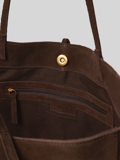 Produktfoto, Tote Bag mit Tragehenkel von Mango aus braunem Rindsleder mit Hauptfach, Magnetverschluss, Reißverschluss-Innenfach, Textur glatt.