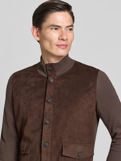 Männermodel trägt Veloursjacke mit Stehkragen und Knopfleiste von GRAN SASSO in Braun, Regular Fit, Pattentaschen, Nahaufnahme Oberkörper.
