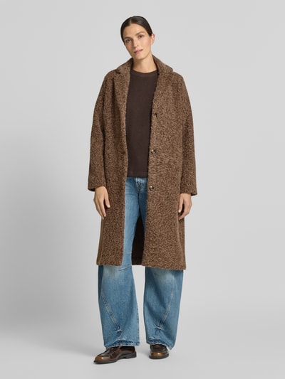 Frauenmodel trägt Relaxed Fit Webpelzmantel mit Reverskragen von Soyaconcept, braun, strukturierte Oberfläche, Ganzkörperansicht von vorne, Damen Bomberjacke / Blouson von Soyaconcept.