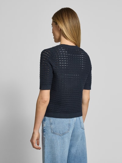 Frauenmodel trägt Regular Fit Cardigan aus Viskose-Mix Modell 'Dostal' von OPUS in Dunkelblau mit Strick-Optik, semitransparent, Ganzkörperansicht Rückansicht.