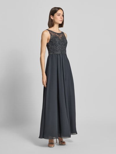 Frauenmodel trägt Abendkleid mit Ziersteinen und floralen Stickereien von LAONA in Dunkelgrau, taillierte Passform, doppellagiger Rock; Ganzkörperansicht von vorne.