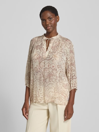Frauenmodel trägt Regular Fit Bluse aus Viskose mit Schnürung und 3/4-Arm von Jake*s Collection, florales Muster, Ganzkörperansicht von vorne.