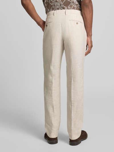 Männermodel trägt Leinenhose mit Gesäßtaschen von Christian Berg Men in Beige, Regular-Fit, Reines Leinen, Ganzkörperansicht Rückansicht.