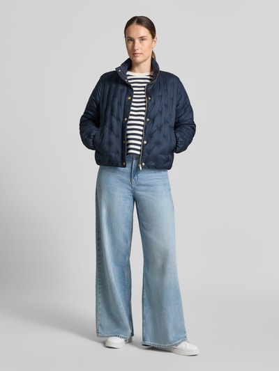 Frauenmodel trägt Regular Fit Daunenjacke mit Logo-Stitching von Tommy Hilfiger, dunkelblau, glatte Textur, Ganzkörperansicht von vorne, Damen Daunenjacke von Tommy Hilfiger.