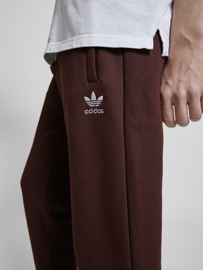 adidas Originals Straight Fit Sweatpants mit Seitentaschen Dunkelbraun 3