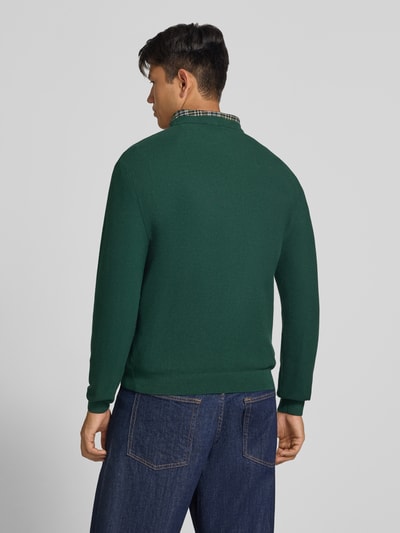 Männermodel trägt Regular Fit Pullover aus reiner Baumwolle Modell 'TONY' von ONLY in Dunkelgrün, strukturierte Oberfläche, Ganzkörperansicht Rückansicht, Herren Pullover von ONLY & SONS.