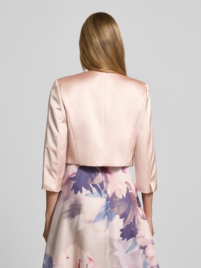 Frauenmodel trägt Cocktailjacke mit 3/4-Arm von Christian Berg Cocktail aus Material-Mix mit Stretch-Anteil, Unifarbenes-Design, Gerade Passform, Rückenlänge 40 cm bei Größe 36, Ganzkörperansicht Rückansicht.