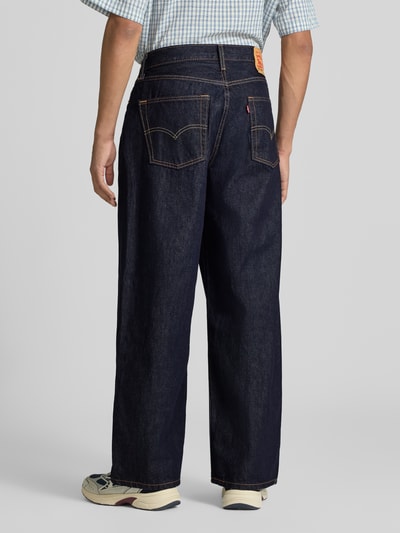 Männermodel trägt Wide Leg Baggy Jeans aus reiner Baumwolle Modell 'EXTRA BAGGY' von Levi's®, dunkles Denim, Herren Baggy Jeans, Ganzkörperansicht Rückansicht.