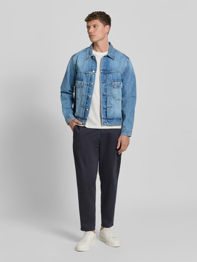 Männermodel trägt Regular Fit Jeansjacke mit Umlegekragen Modell 'MENDOCINO' von GAP in Hellblau, reine Baumwolle, Ganzkörperansicht von vorne.