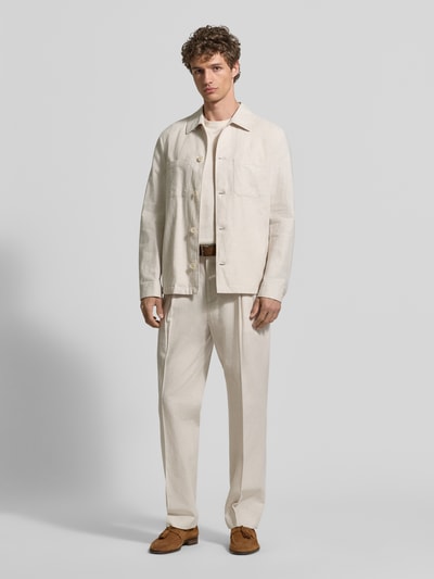 Männermodel trägt Relaxed Fit Overshirt aus Leinen-Mix mit Kentkragen von MCNEAL, cremefarben, strukturierte Oberfläche, Ganzkörperansicht von vorne, Herren Overshirt, Leinen-Baumwoll-Mix, Knopfleiste, Brusttaschen, Sportmanschetten, Rückenlänge bei Größe M 69 cm.
