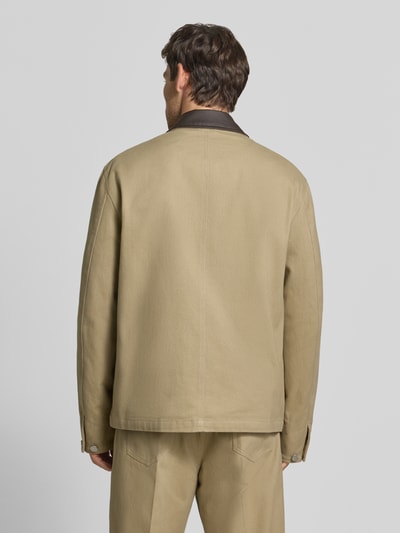 Männermodel trägt Regular Fit Jacke aus reiner Baumwolle von Antony Morato in Beige mit kontrastivem Umlegekragen, Ganzkörperansicht Rückansicht. Rückenlänge 72 cm, Schulterbreite 61 cm, Brustweite 48 cm, Ärmellänge 68 cm.